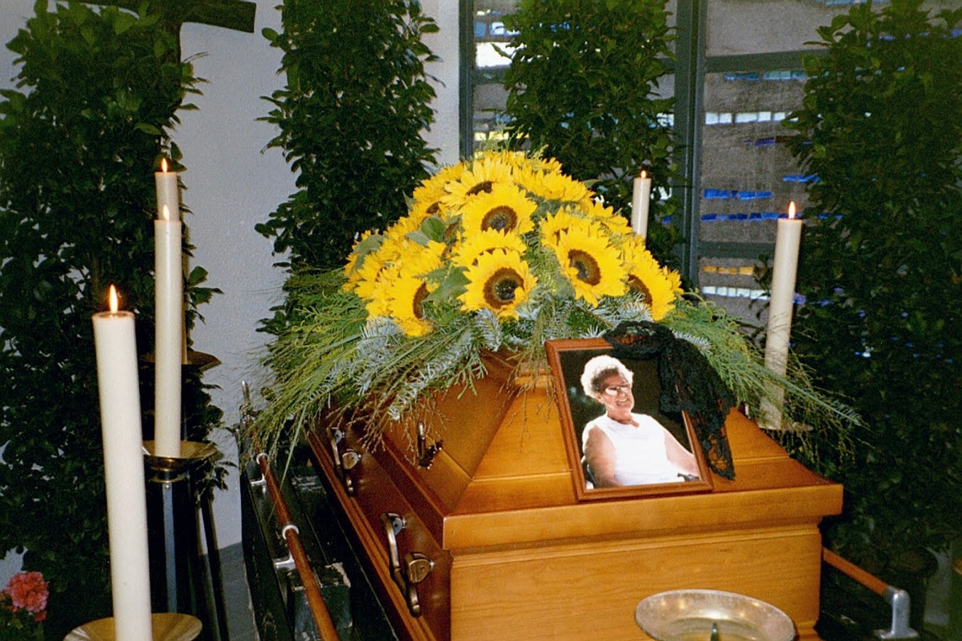 Bild "Eva Gr&uuml;dl:03_August2002_Eva-Oma_Beerdigung_01.JPG"